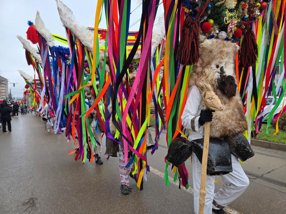 Imagini spectaculoase de la Botoșani. Mii de oameni au ieșit pe stradă ca să vadă parada formațiilor de datini și obiceuri de iarnă 1033059