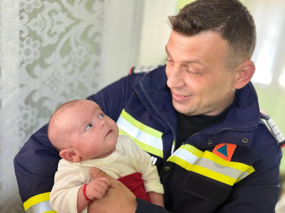 Imaginile omeniei. Un pompier a oferit unei familii cu șapte copii, care risca să rămână pe drumuri, casa moștenită de la bunici 1033022