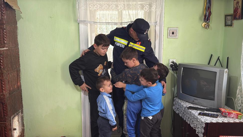 Imaginile omeniei. Un pompier a oferit unei familii cu șapte copii, care risca să rămână pe drumuri, casa moștenită de la bunici 1033023