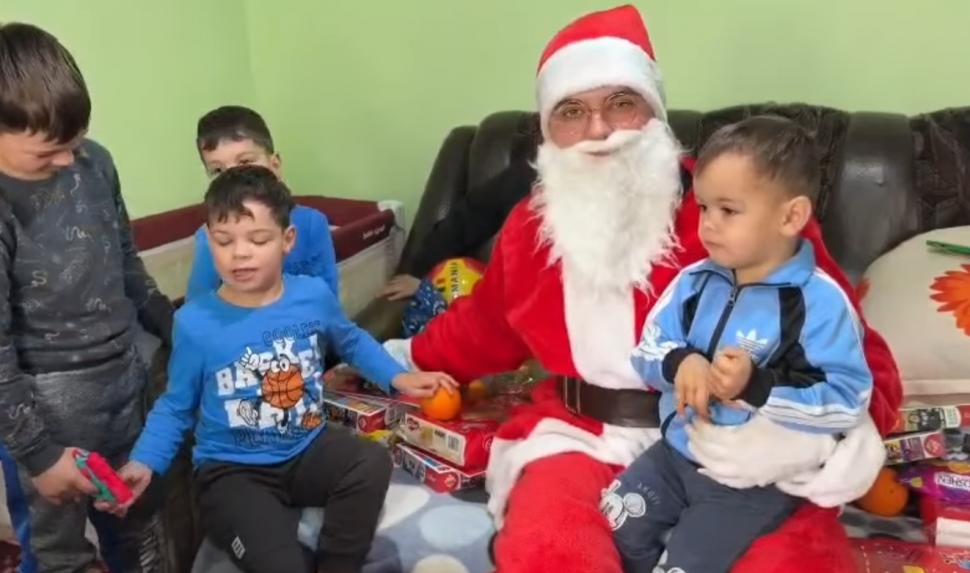 Imaginile omeniei. Un pompier a oferit unei familii cu șapte copii, care risca să rămână pe drumuri, casa moștenită de la bunici 1033025