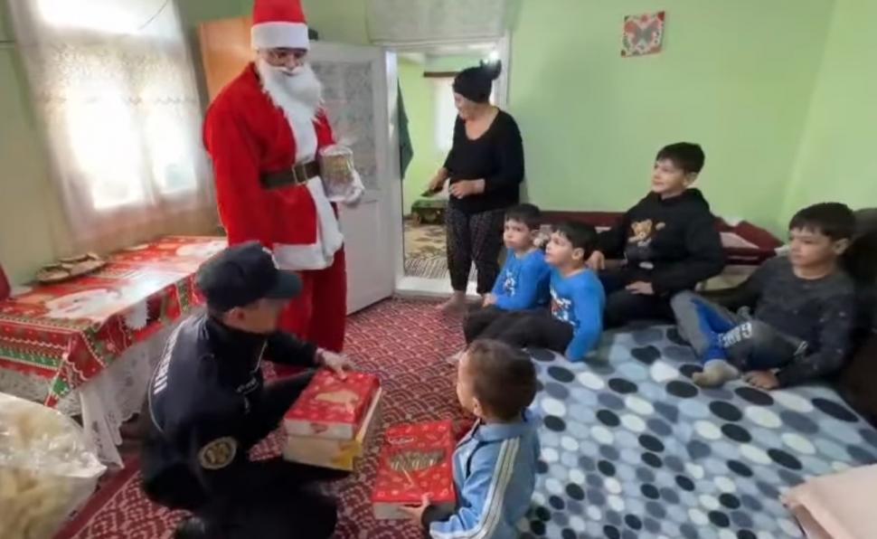 Imaginile omeniei. Un pompier a oferit unei familii cu șapte copii, care risca să rămână pe drumuri, casa moștenită de la bunici 1033028