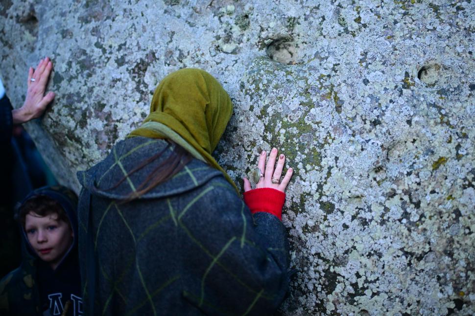 Mii de oameni, costumați în druizi, au așteptat răsăritul Soarelui la Stonehenge pentru a sărbători solstițiul de iarnă 1033091