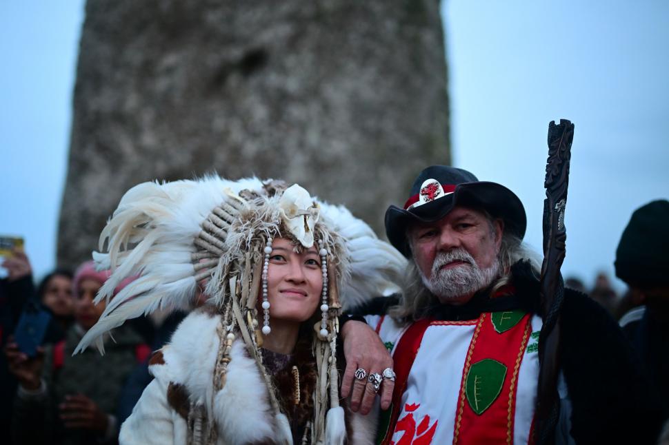 Mii de oameni, costumați în druizi, au așteptat răsăritul Soarelui la Stonehenge pentru a sărbători solstițiul de iarnă 1033092