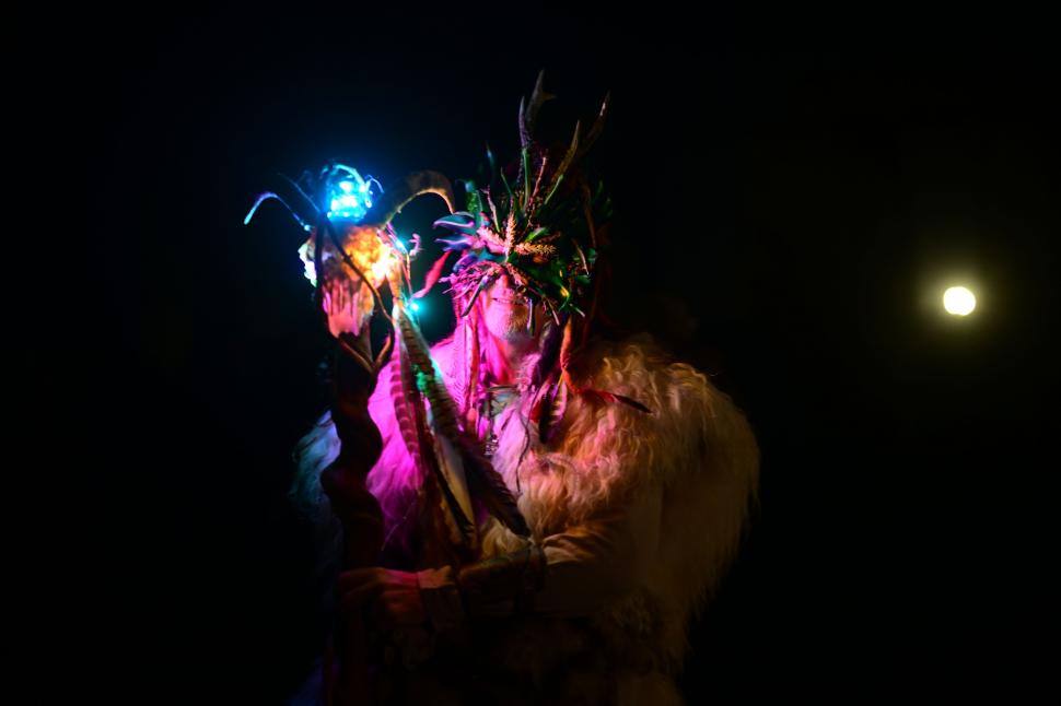 Mii de oameni, costumați în druizi, au așteptat răsăritul Soarelui la Stonehenge pentru a sărbători solstițiul de iarnă 1033093