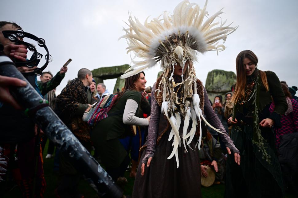 Mii de oameni, costumați în druizi, au așteptat răsăritul Soarelui la Stonehenge pentru a sărbători solstițiul de iarnă 1033094