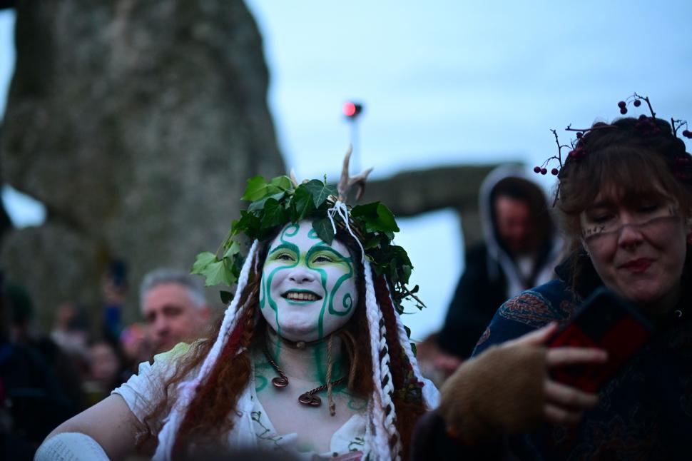 Mii de oameni, costumați în druizi, au așteptat răsăritul Soarelui la Stonehenge pentru a sărbători solstițiul de iarnă 1033095