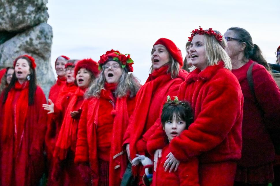 Mii de oameni, costumați în druizi, au așteptat răsăritul Soarelui la Stonehenge pentru a sărbători solstițiul de iarnă 1033098