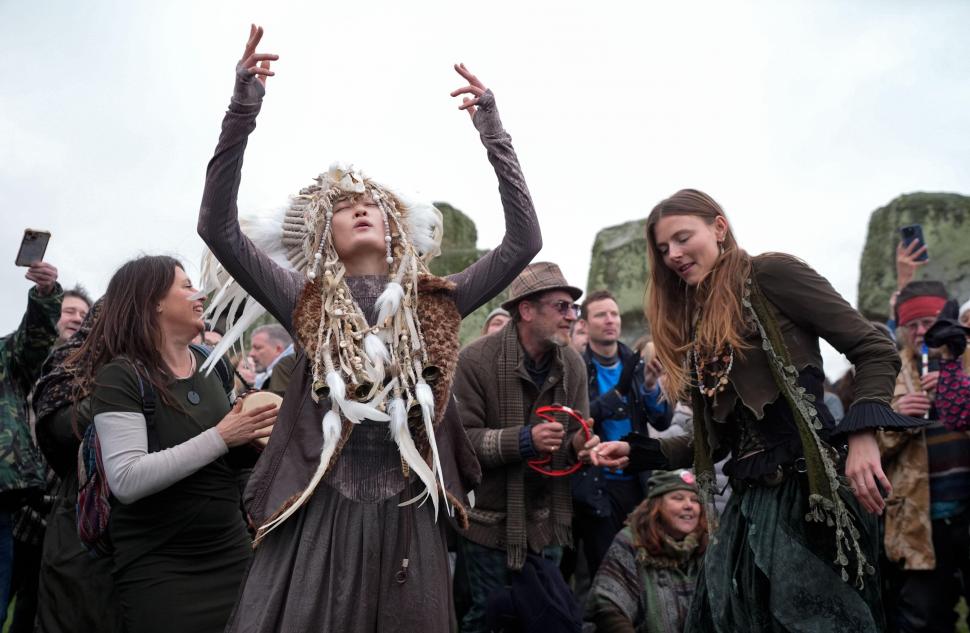 Mii de oameni, costumați în druizi, au așteptat răsăritul Soarelui la Stonehenge pentru a sărbători solstițiul de iarnă 1033099