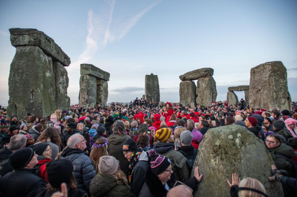 Mii de oameni, costumați în druizi, au așteptat răsăritul Soarelui la Stonehenge pentru a sărbători solstițiul de iarnă 1033100