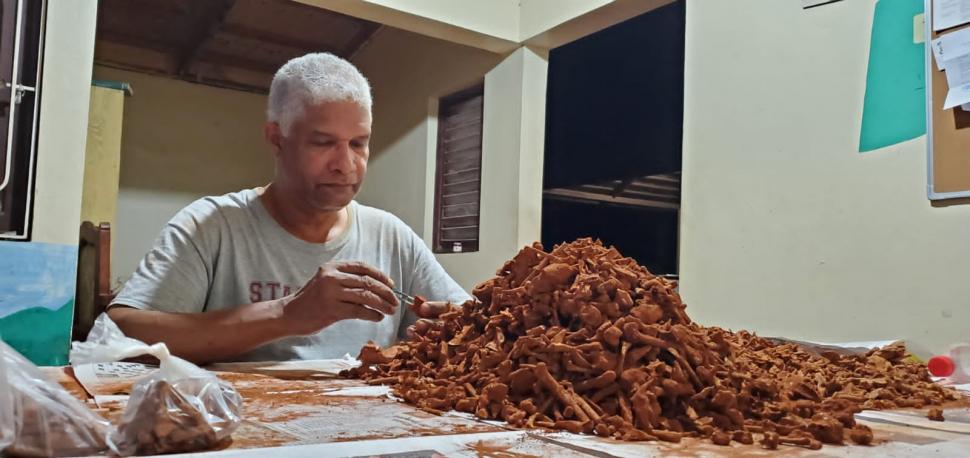 "O fosilă în interiorul unei fosile": Cercetătorii au găsit cuiburi de albine antice în oasele fosilizate dintr-o peşteră din Caraibe 1032553