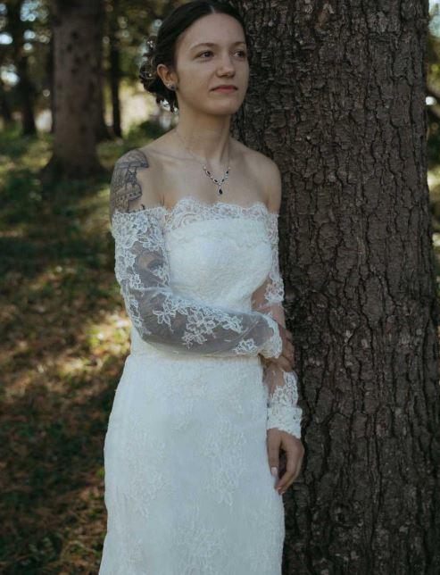 O mireasă fără machiaj a devenit virală după ce a publicat poze din ziua nunții. Motivul surprinzător pentru care a ales naturalețea 1032425