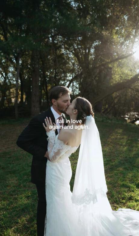 O mireasă fără machiaj a devenit virală după ce a publicat poze din ziua nunții. Motivul surprinzător pentru care a ales naturalețea 1032427