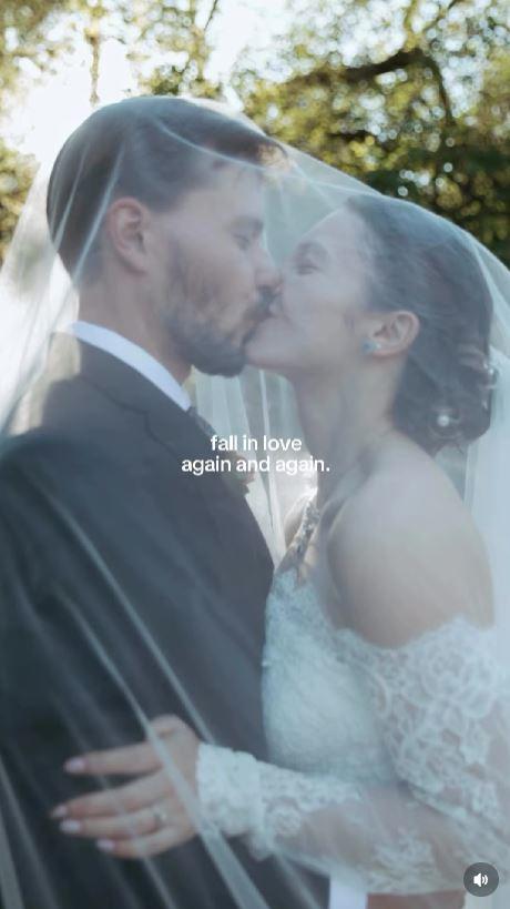 O mireasă fără machiaj a devenit virală după ce a publicat poze din ziua nunții. Motivul surprinzător pentru care a ales naturalețea 1032428