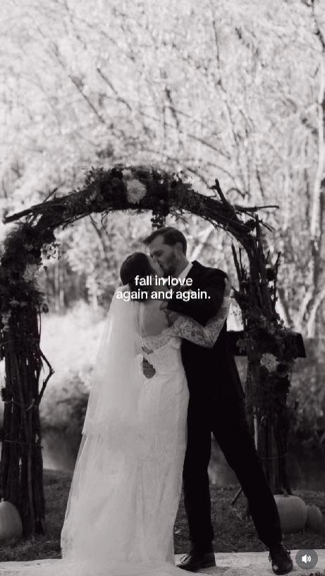 O mireasă fără machiaj a devenit virală după ce a publicat poze din ziua nunții. Motivul surprinzător pentru care a ales naturalețea 1032430