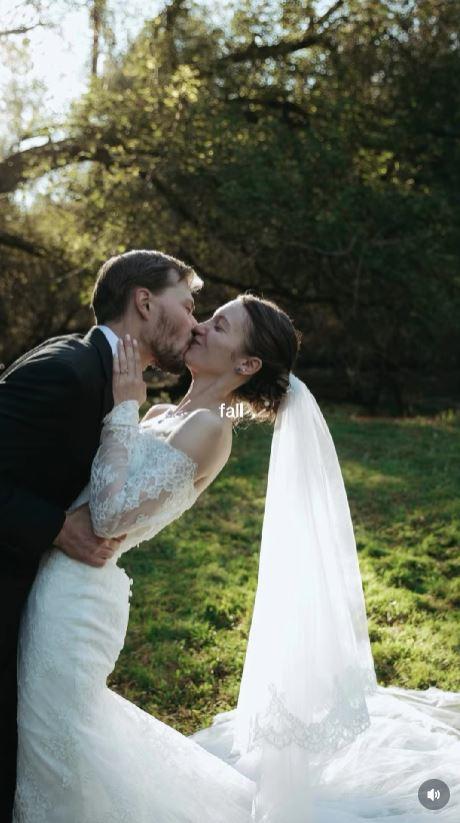 O mireasă fără machiaj a devenit virală după ce a publicat poze din ziua nunții. Motivul surprinzător pentru care a ales naturalețea 1032432