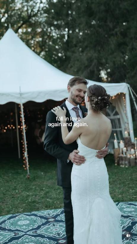 O mireasă fără machiaj a devenit virală după ce a publicat poze din ziua nunții. Motivul surprinzător pentru care a ales naturalețea 1032434