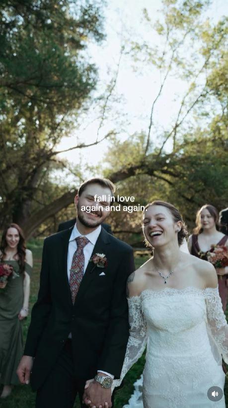 O mireasă fără machiaj a devenit virală după ce a publicat poze din ziua nunții. Motivul surprinzător pentru care a ales naturalețea 1032437