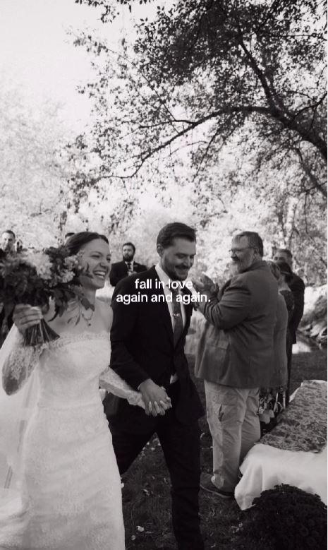 O mireasă fără machiaj a devenit virală după ce a publicat poze din ziua nunții. Motivul surprinzător pentru care a ales naturalețea 1032439