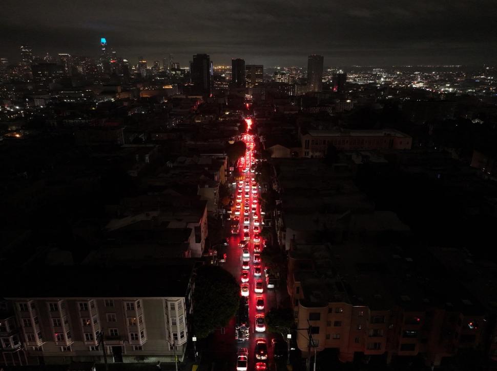 San Francisco în întuneric, după o pană masivă de curent. Imagini incredibile din metropola unde se văd doar farurile mașinilor 1033040