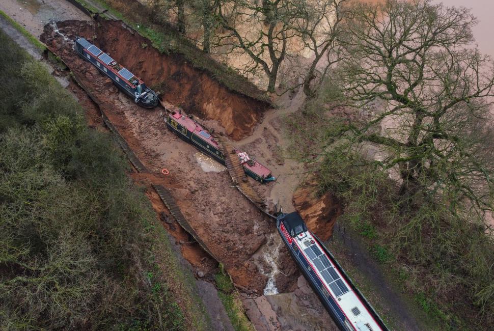 Incident major în Marea Britanie. O dolină a apărut într-un canal și toată apa s-a revărsat. Imagini incredibile surprinse din dronă 1033270