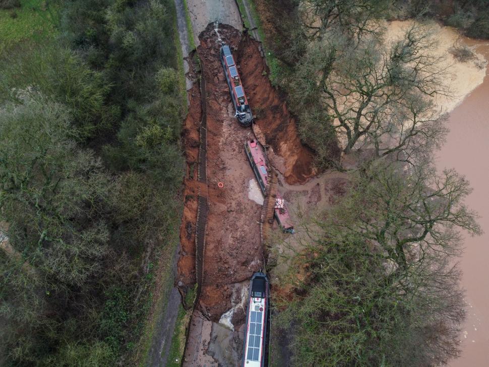 Incident major în Marea Britanie. O dolină a apărut într-un canal și toată apa s-a revărsat. Imagini incredibile surprinse din dronă 1033271