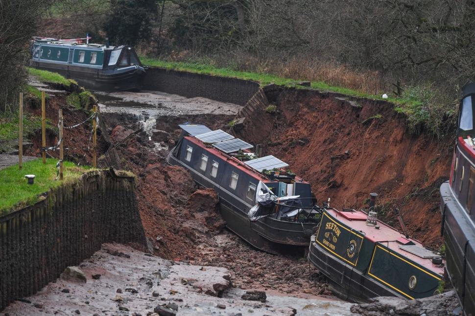 Incident major în Marea Britanie. O dolină a apărut într-un canal și toată apa s-a revărsat. Imagini incredibile surprinse din dronă 1033273