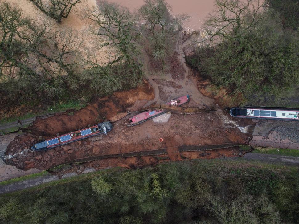 Incident major în Marea Britanie. O dolină a apărut într-un canal și toată apa s-a revărsat. Imagini incredibile surprinse din dronă 1033276