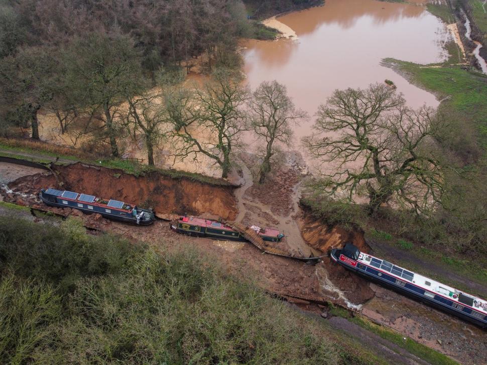 Incident major în Marea Britanie. O dolină a apărut într-un canal și toată apa s-a revărsat. Imagini incredibile surprinse din dronă 1033281