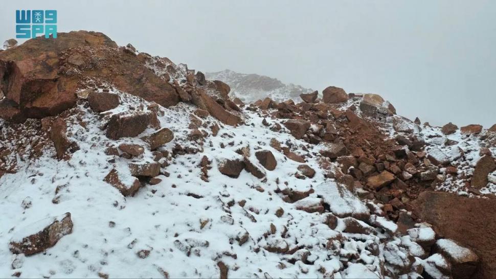 Peisaj de iarnă istoric în Arabia Saudită: a nins în deșert pentru prima dată în ultimii 30 de ani. Oamenii s-au dat cu sania 1033112