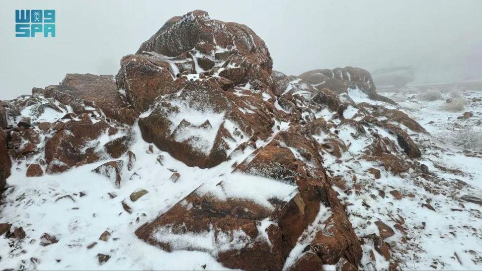 Peisaj de iarnă istoric în Arabia Saudită: a nins în deșert pentru prima dată în ultimii 30 de ani. Oamenii s-au dat cu sania 1033113