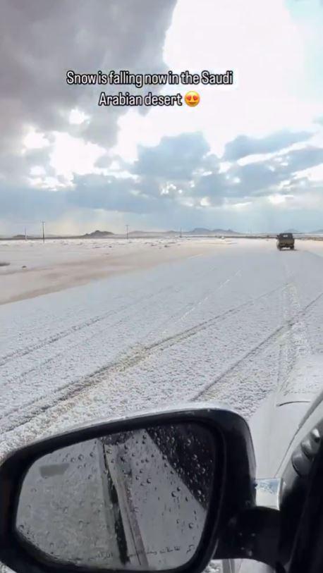 Peisaj de iarnă istoric în Arabia Saudită: a nins în deșert pentru prima dată în ultimii 30 de ani. Oamenii s-au dat cu sania 1033117