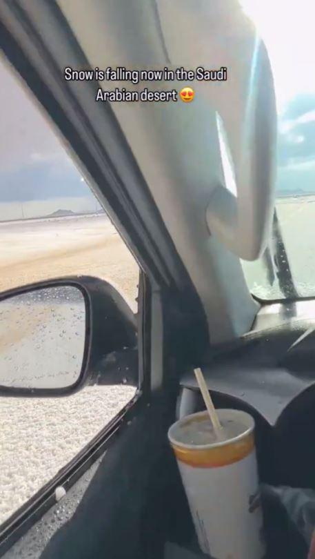 Peisaj de iarnă istoric în Arabia Saudită: a nins în deșert pentru prima dată în ultimii 30 de ani. Oamenii s-au dat cu sania 1033118