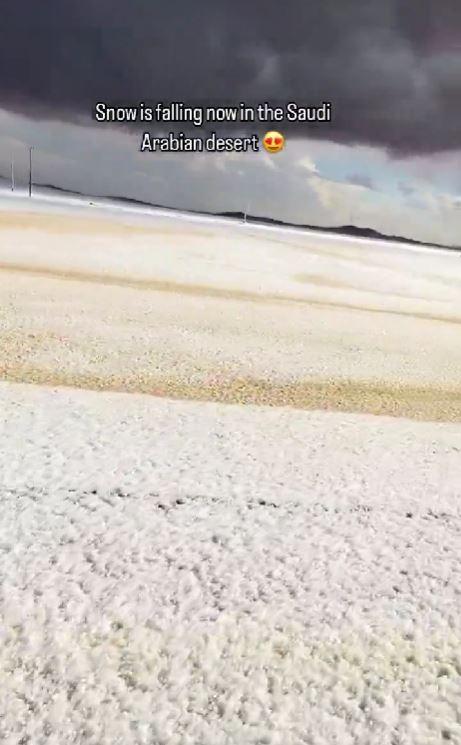 Peisaj de iarnă istoric în Arabia Saudită: a nins în deșert pentru prima dată în ultimii 30 de ani. Oamenii s-au dat cu sania 1033122