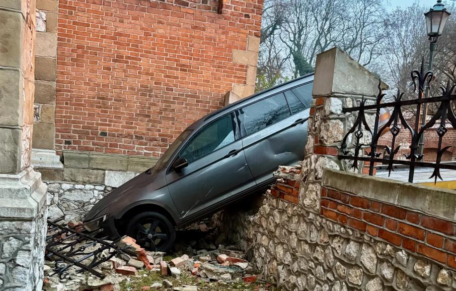 Un șofer beat a intrat cu mașina într-o biserică veche de 700 de ani. Poliția a așteptat să se trezească ca să afle ce s-a întâmplat 1033206