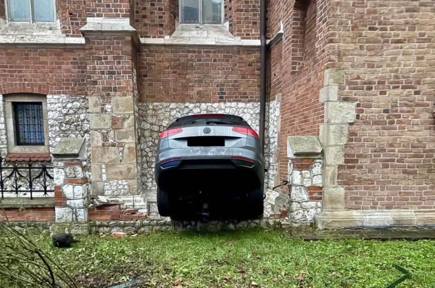 Un șofer beat a intrat cu mașina într-o biserică veche de 700 de ani. Poliția a așteptat să se trezească ca să afle ce s-a întâmplat 1033207