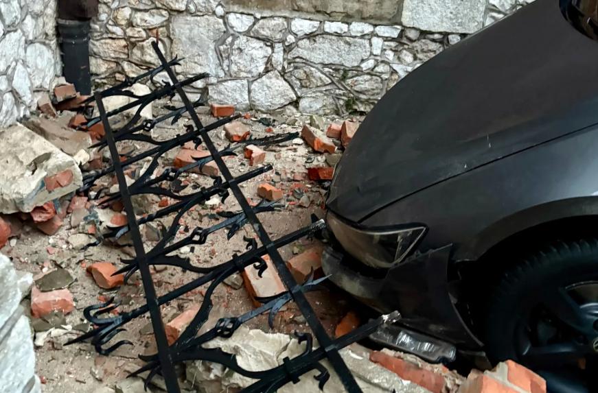 Un șofer beat a intrat cu mașina într-o biserică veche de 700 de ani. Poliția a așteptat să se trezească ca să afle ce s-a întâmplat 1033208