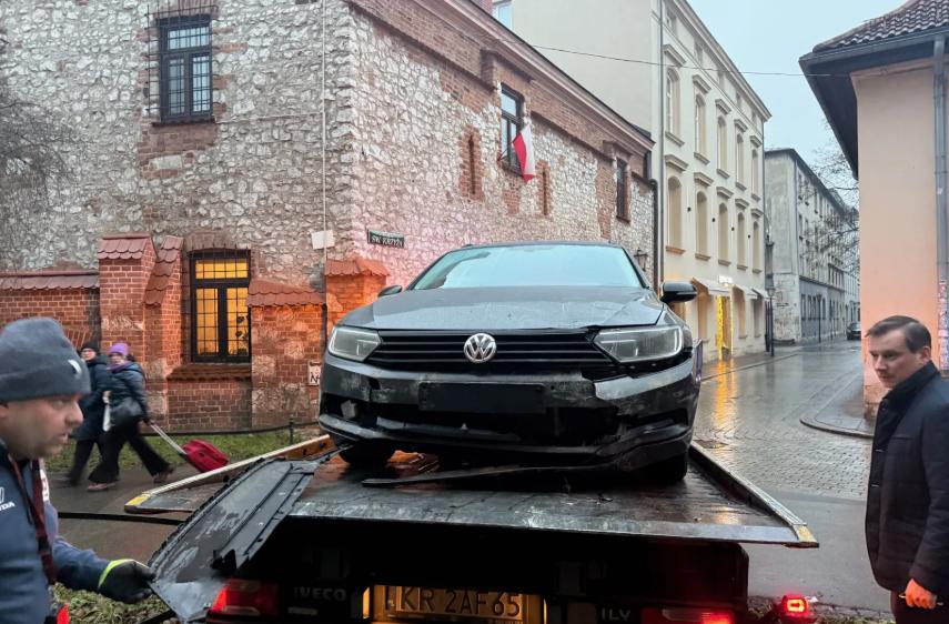 Un șofer beat a intrat cu mașina într-o biserică veche de 700 de ani. Poliția a așteptat să se trezească ca să afle ce s-a întâmplat 1033209