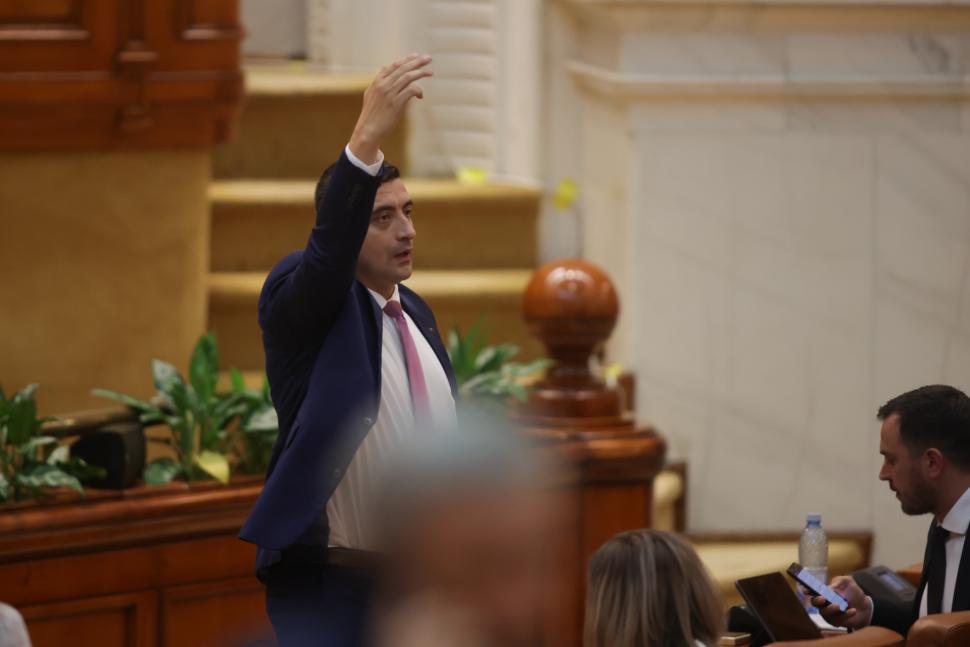 George Simion cu mâna ridicată în Parlament