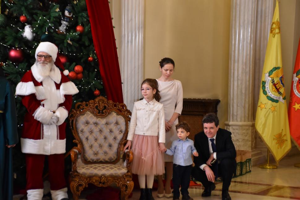 Cozonaci și colinde la Cotroceni. Imagini amuzante cu Nicușor Dan și grupurile de colindători 1033661