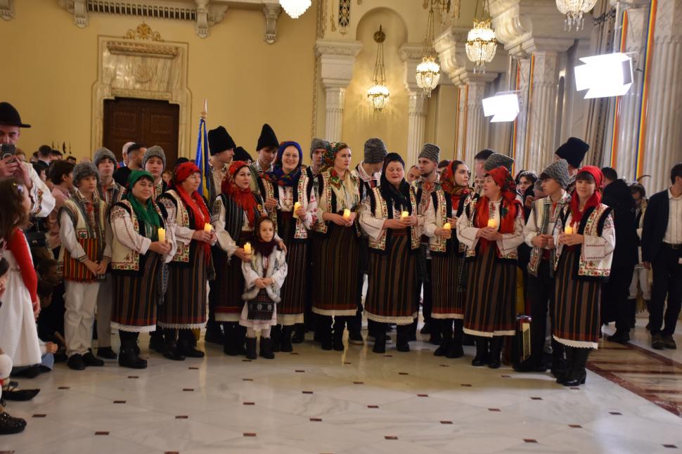 Cozonaci și colinde la Cotroceni. Imagini amuzante cu Nicușor Dan și grupurile de colindători 1033662