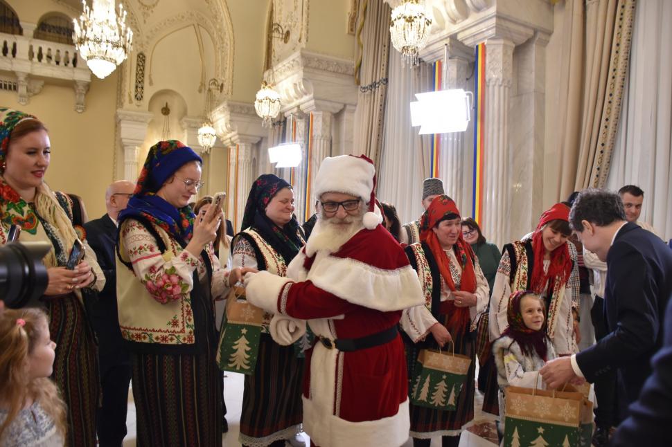 Cozonaci și colinde la Cotroceni. Imagini amuzante cu Nicușor Dan și grupurile de colindători 1033664