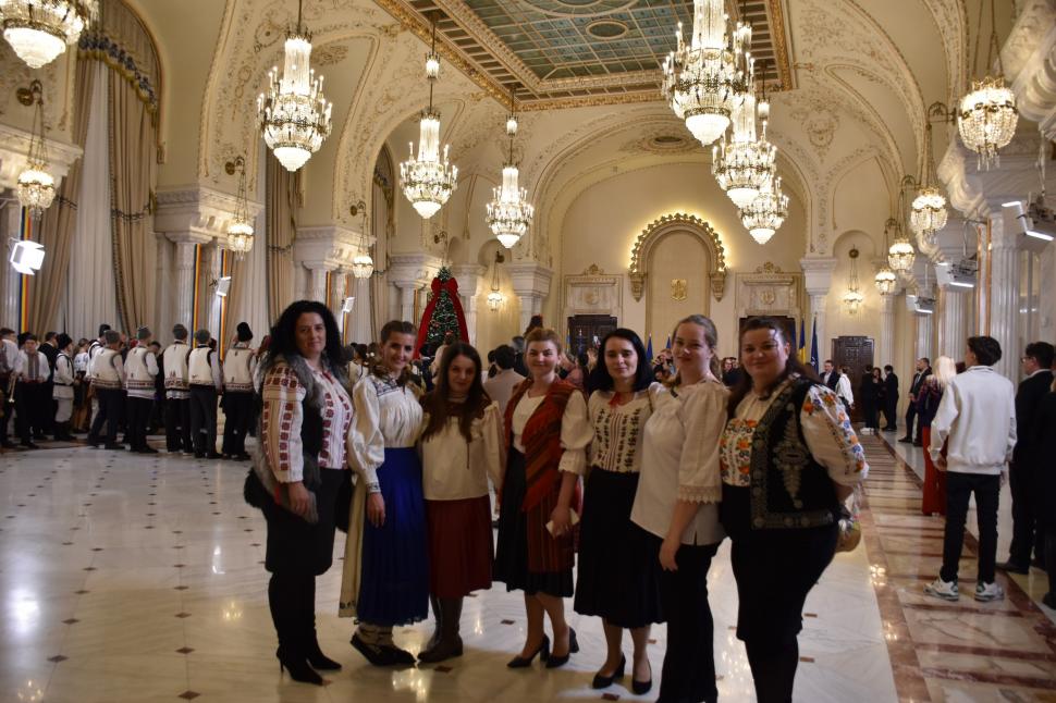 Cozonaci și colinde la Cotroceni. Imagini amuzante cu Nicușor Dan și grupurile de colindători 1033666