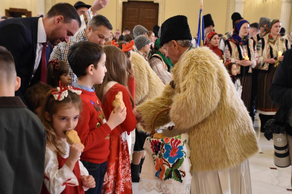 Cozonaci și colinde la Cotroceni. Imagini amuzante cu Nicușor Dan și grupurile de colindători 1033667