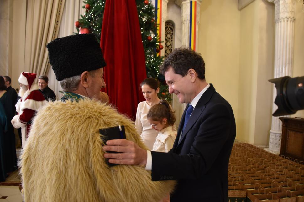 Cozonaci și colinde la Cotroceni. Imagini amuzante cu Nicușor Dan și grupurile de colindători 1033668