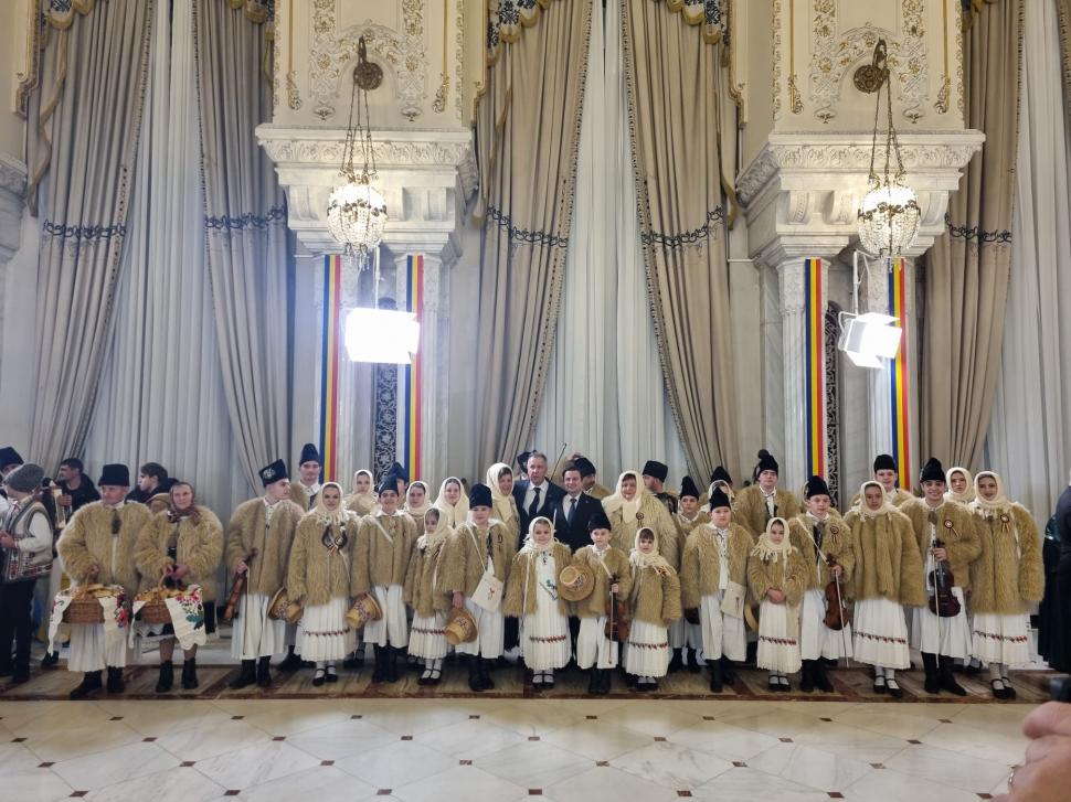 Cozonaci și colinde la Cotroceni. Imagini amuzante cu Nicușor Dan și grupurile de colindători 1033669