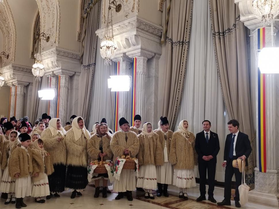 Cozonaci și colinde la Cotroceni. Imagini amuzante cu Nicușor Dan și grupurile de colindători 1033670