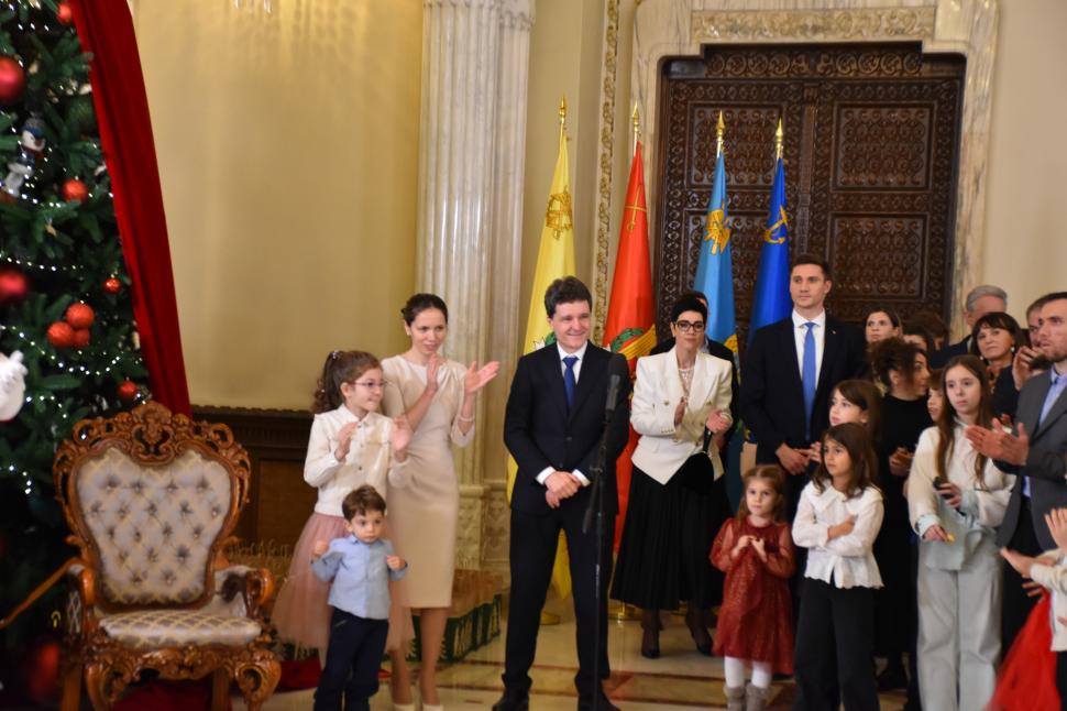 Cozonaci și colinde la Cotroceni. Imagini amuzante cu Nicușor Dan și grupurile de colindători 1033671