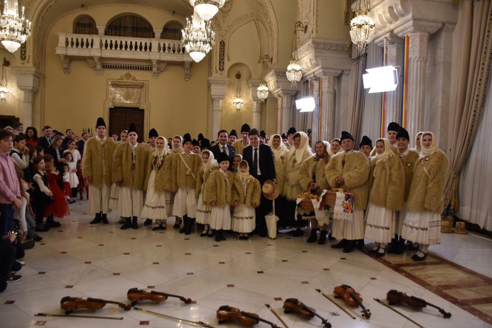Cozonaci și colinde la Cotroceni. Imagini amuzante cu Nicușor Dan și grupurile de colindători 1033672