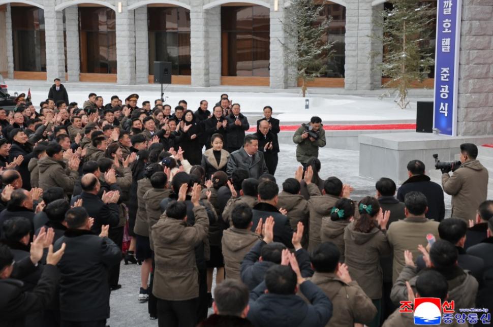 Kim Jong Un și-a luat fiica de mână și a dus-o să-i arate ce stațiune de lux a construit la munte 1033431