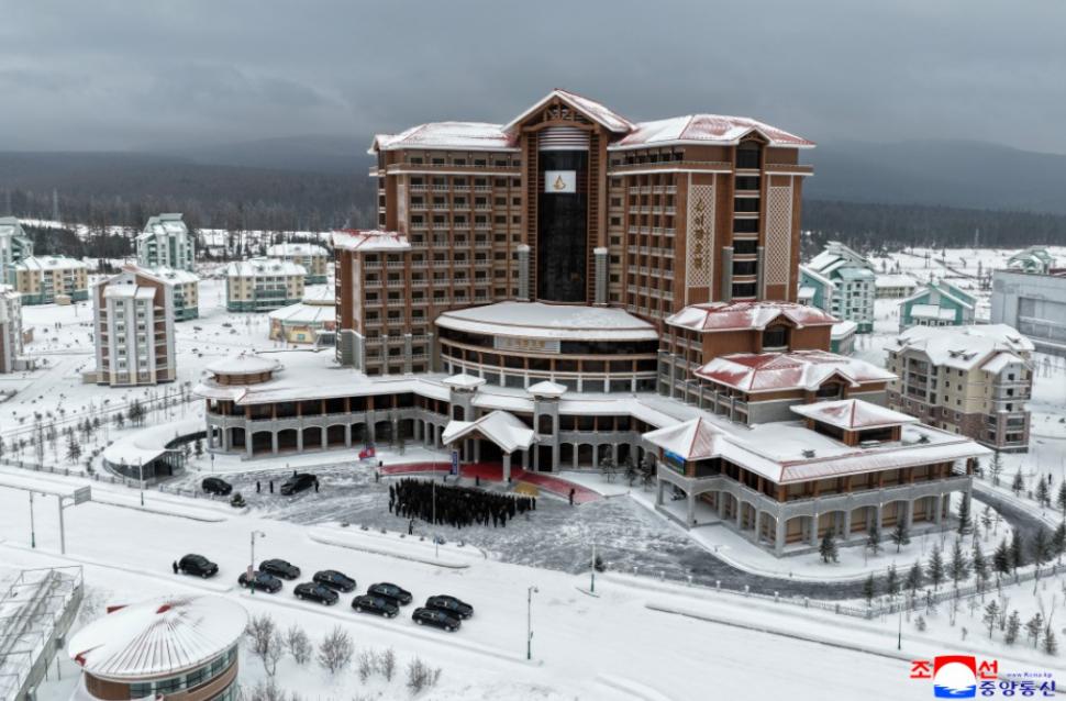 Kim Jong Un și-a luat fiica de mână și a dus-o să-i arate ce stațiune de lux a construit la munte 1033432